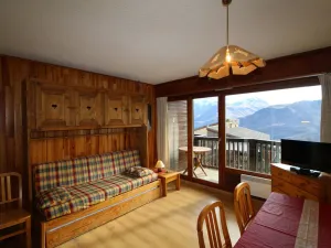 Image of Spacious studio cabin sleeps 6, ski-in\/ski-out in Auris