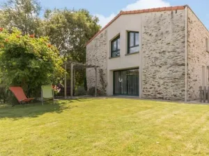 Image of Renovated Home near Loire: Garden, Modern Amenities, 3 Bedrooms, Close to Nantes