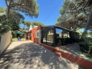 Image of Cozy Villa in Hyères Port: 3BR, Terrace, Veranda, Near Beach & Shops