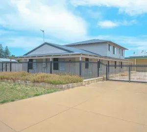Image of A modern & stunning 8-bedroom home - perfect for larger or multiple families.