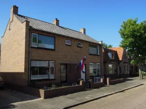 Image of Comfortable house in a quiet area with a green garden.