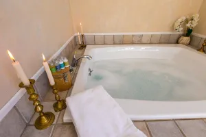 Image of Red Clover Inn: Lovers Queen Suite near Killington