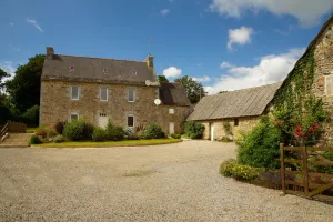 Image of Large farmhouse with pool & games room. PERFECT FOR FAMILIES. Central location