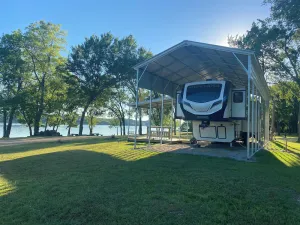 Image of Lakefront luxury 5th wheel on Lake Hudson. No cleaning fees!