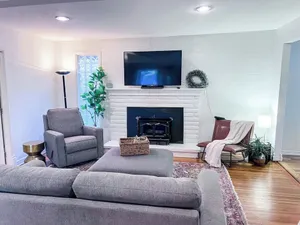 Image of 7406 2-bed · Convenient & Cozy Kirkland 2-bed Fenced Yard+Deck