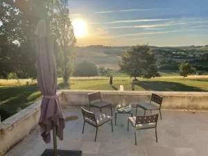 Image of peaceful place at the top of a hill, with an amazing 360° view.