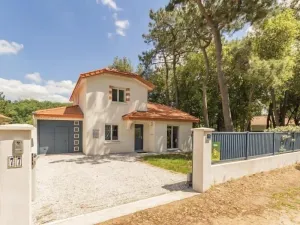 Image of Maison Neuve en Bord de Mer avec Jardin Boisé, Wifi, et Équipements Complets - FR-1-306-1096