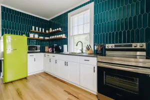 Image of Boho Bliss |2 Bd\/1Bth Top Floor Unit | King Beds | 5 Min. Walk to Winthrop