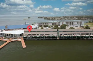Image of Lovely lakefront 2\/2 condo, fish on balcony