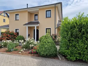 Image of Large vacation home with 3 bedrooms and rose garden