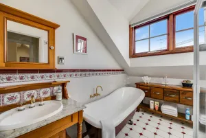 Image of Toowoomba CBD, sleeps 8, opposite Queens Park