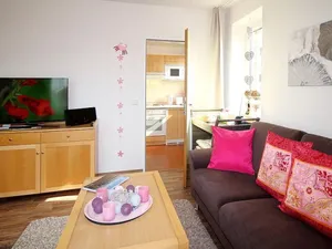 Image of Pretty vacation apartment by the sea with balcony and view of the green North Sea dike - Hus Inselkieker
