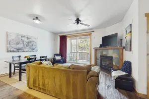 Image of Beautiful condo w\/ deck, close to town & skiing