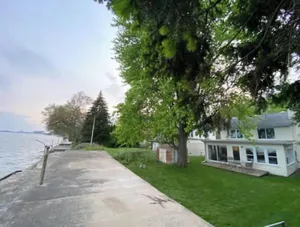 Image of Lakefront 3 bedroom house with peaceful view - No Pet & No Indoor Smoking