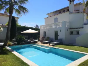 Image of (048) Superbe Maison 190m2 Piscine Proche Mer Climatisée Jardin 3 Parkings