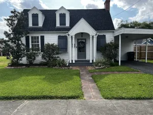 Image of Cozy 3 bedroom Downtown Cottage