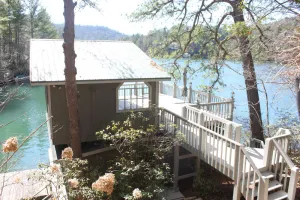 Image of Lake House On The Water \/ Beautiful Views