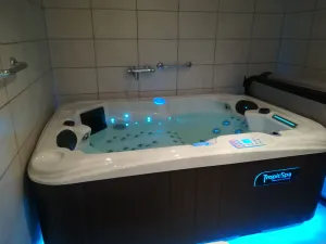 Image of appartement avec Jacuzzi hammam sauna privatisé au rez de chaussée ds maison à Voglans à 2 kilomètres du lac du bourget en Savoie entre Chambéry et Aix les Bains cure thermale