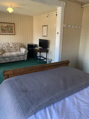 Image of AH #21 · AH #21 Queen Suite w\/SS\/Fridge