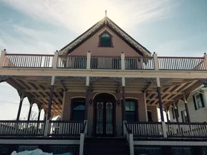 Image of Spacious beach house 1.5 blocks to the beach on Silver Lake with spectacular lak