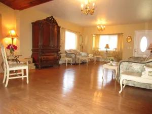 Image of Elegant & Spacious Home!! 5 Bed & 3 Bath, 15 min. to U of O, Sleeps 14, 174.00