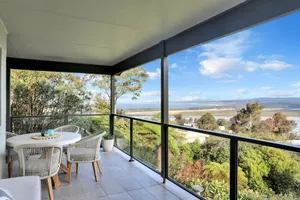 Image of Rosie's Seaview-Lake to ocean view