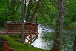 Image of River’s Edge Cabin- Perfect for Romance\/Outdoor Adventures\/Relaxation