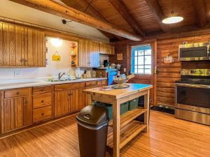 Image of Elkhorn 3 Bedroom 2 Bathroom Log Cabin Sleeps 8 - Lincoln Log Cabin