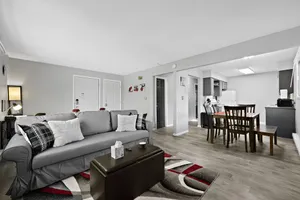 Image of Cozy apt Aurora\/Sleeps 8\/FREE Wifi\/55\"TV\/Parking