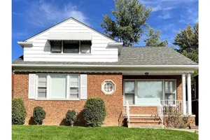 Image of Beautifully Renovated, Luxury Home in Beachwood OH