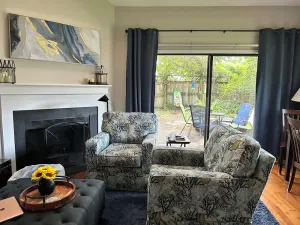 Image of Spacious townhome 5 min. to Wrightsville Beach and one block from Airlie Garden