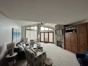Image of 4th Floor Condo Vaulted Ceilings. New Beds, Carpet, Blinds, Paint 🙌🏼 1st building