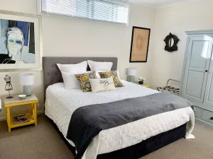 Image of Large modern apartment in leafy lifestyle cafe precinct