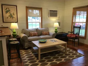 Image of “Bo” renovated farmhouse, 7 min to Mem. ❤️1 pet free 2nd pet considered for fee