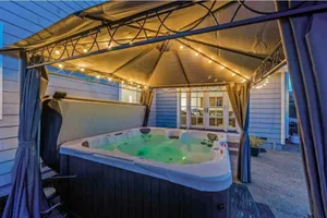 Image of Updated 5 BR house w\/ hot tub - 5 min walk to downtown!