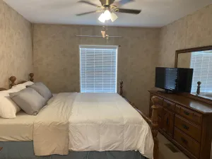 Image of Cheerful 2 bedroom home, King Suite, Wi-Fi