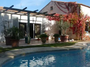 Image of Pretty Villa With Garden and Swimming Pool Between sea and Mountain Title