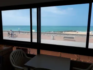 Image of FACE à LA PLAGE CENTRALE POUR CET AGRÉABLE T2