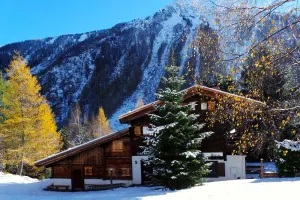 Image of Authentic, comfortable 20-person chalet close to resorts ❄️