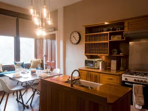 Image of Pass the Keys Beautiful, traditional 2 bed flat w free parking