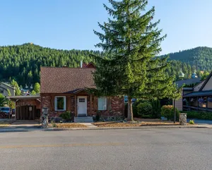 Image of Sunshine On Bunker - 3min Walk to Gondola - Historic Miner Home – Dog Friendly