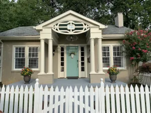 Image of Picket Fence Cottage~ walk to MTSU and the downtown square!