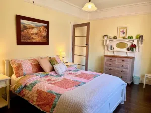 Image of Art Deco Inspired 2 bedroom House - Single Level, Free Wifi and driveway Parking