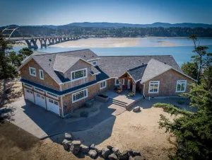 Image of Luxurious condo overlooking Alsea Bay and the Pacific Ocean. Sleeps 3