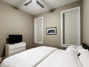 Image of Wrigleyville Inn, Beautiful Modern 1 Bedroom, Steps from Wrigley Field