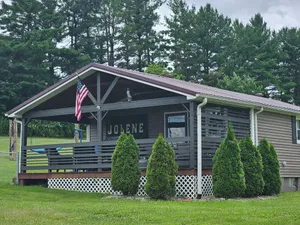 Image of Dolly inspired 1940s 2 bedroom Bungalow near Laurel Lake, hiking, and more