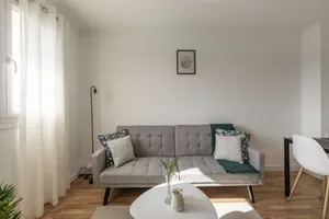 Image of Lacolline-ponthebert,com - Appartement Entier Rénové -Grand Parking gratuit, Tout équipé, Confortable, Netflix et Amazon Prime Gratuits et Illimités, Matelas Emma, Lave Linge, Vue sur la Vallée, RDC