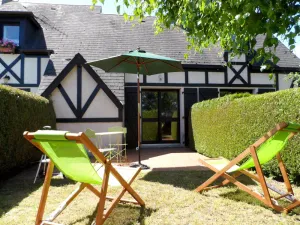 Image of Charmant Cottage Normand avec Jardin, Proche Hippodrome, Piscine Chauffée et Tennis, Parking Privé - FR-1-487-288