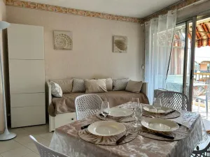 Image of Studio Cabine 3 Couchages à Mandelieu, Terrasse, Piscine, Parking Privé - FR-1-609-96