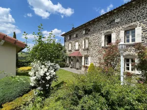 Image of Charme du Velay : Maison de caractère avec cheminée, terrasse et équipements bébé à St-Paulien - FR-1-582-266